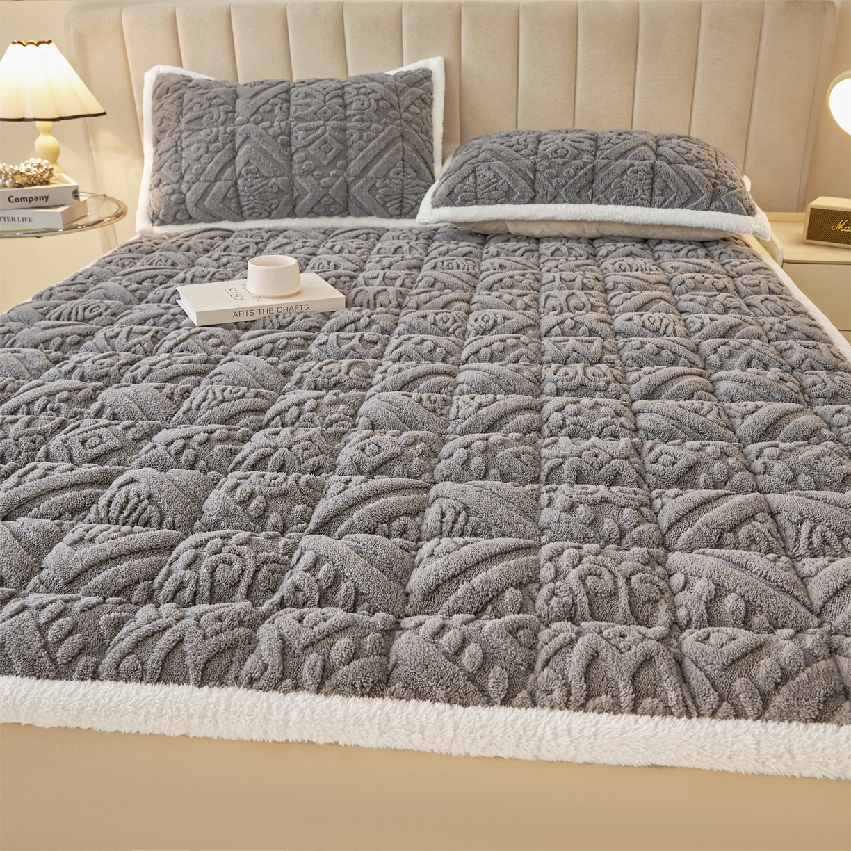 91家纺网 家纺一手货源 找家纺 雯豆家纺 2025秋冬新款加厚塔芙绒床垫床褥床护垫双人床纯色素色垫子 塔芙绒床褥-英伦深空灰