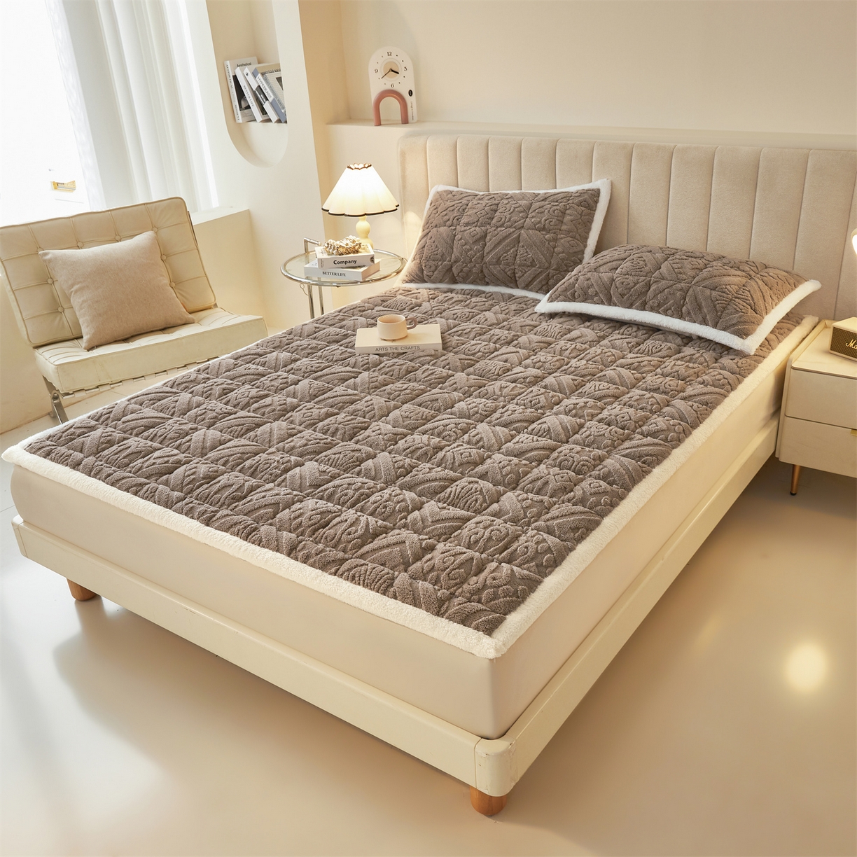 91家纺网 家纺一手货源 找家纺 雯豆家纺 2025秋冬新款加厚塔芙绒床垫床褥床护垫双人床纯色素色垫子 塔芙绒床褥-英伦阳光驼