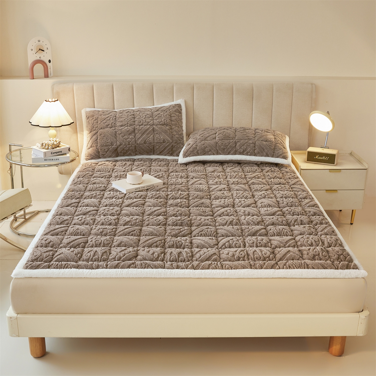 91家纺网 家纺一手货源 找家纺 雯豆家纺 2025秋冬新款加厚塔芙绒床垫床褥床护垫双人床纯色素色垫子 塔芙绒床褥-英伦阳光驼