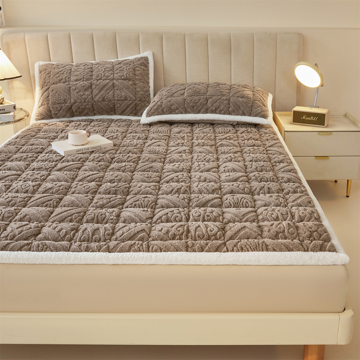 91家纺网 家纺一手货源 找家纺 雯豆家纺 2025秋冬新款加厚塔芙绒床垫床褥床护垫双人床纯色素色垫子 塔芙绒床褥-英伦阳光驼