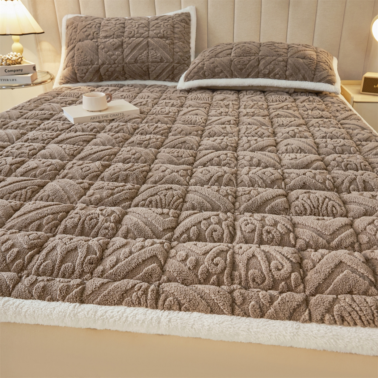 91家纺网 家纺一手货源 找家纺 雯豆家纺 2025秋冬新款加厚塔芙绒床垫床褥床护垫双人床纯色素色垫子 塔芙绒床褥-英伦阳光驼