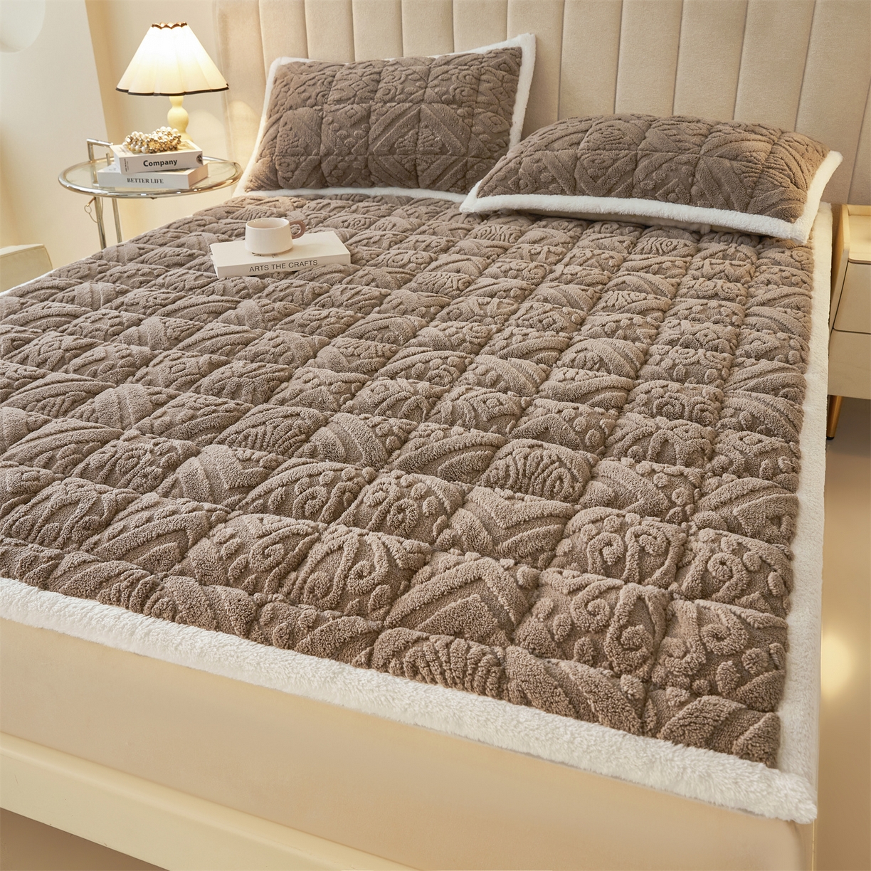 91家纺网 家纺一手货源 找家纺 雯豆家纺 2025秋冬新款加厚塔芙绒床垫床褥床护垫双人床纯色素色垫子 塔芙绒床褥-英伦阳光驼