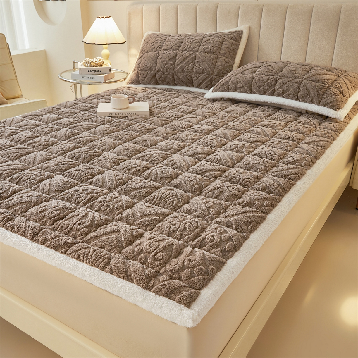 91家纺网 家纺一手货源 找家纺 雯豆家纺 2025秋冬新款加厚塔芙绒床垫床褥床护垫双人床纯色素色垫子 塔芙绒床褥-英伦阳光驼