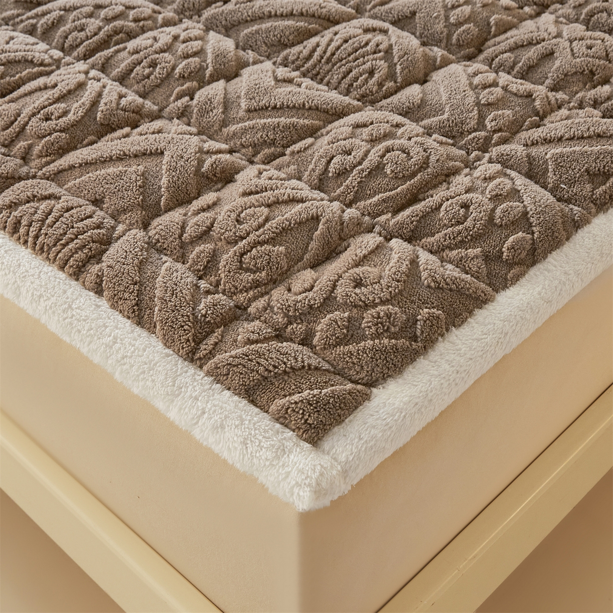 91家纺网 家纺一手货源 找家纺 雯豆家纺 2025秋冬新款加厚塔芙绒床垫床褥床护垫双人床纯色素色垫子 塔芙绒床褥-英伦阳光驼