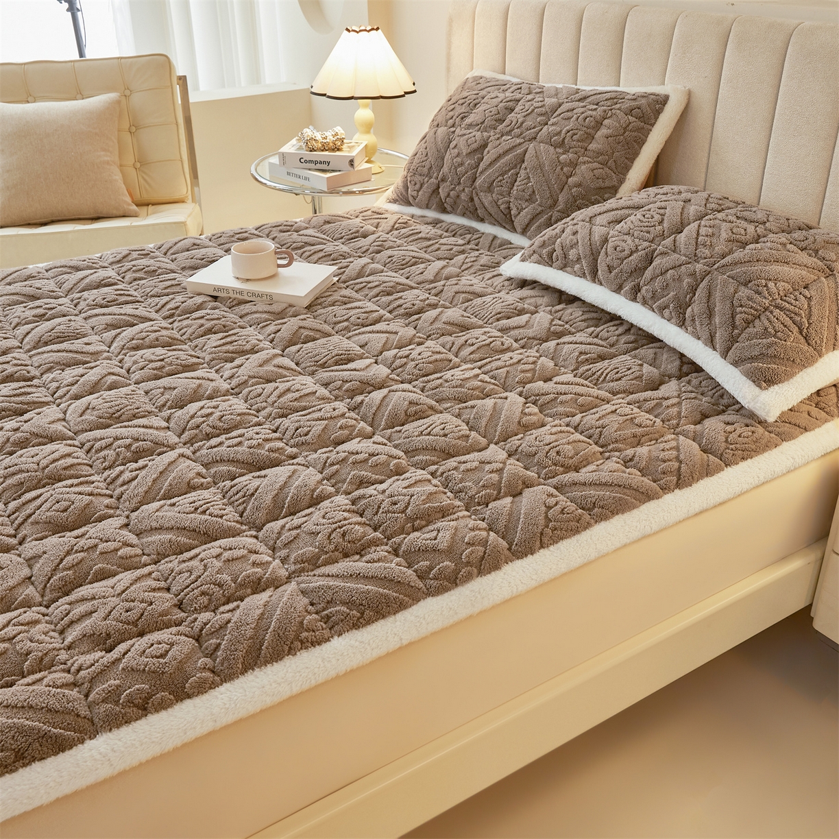 91家纺网 家纺一手货源 找家纺 雯豆家纺 2025秋冬新款加厚塔芙绒床垫床褥床护垫双人床纯色素色垫子 塔芙绒床褥-英伦阳光驼