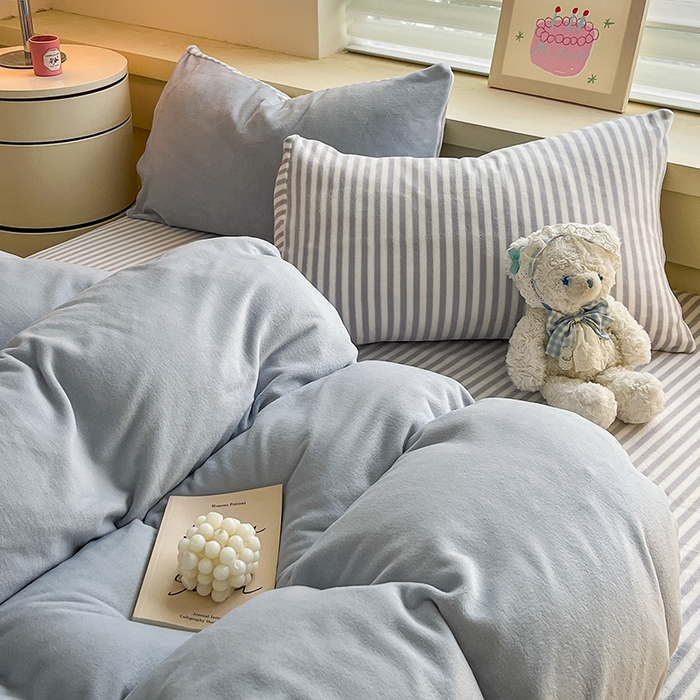 91家纺网 家纺一手货源 找家纺 三朵家纺 2025秋冬新款法莱绒混搭系列四件套 粉蓝+细条