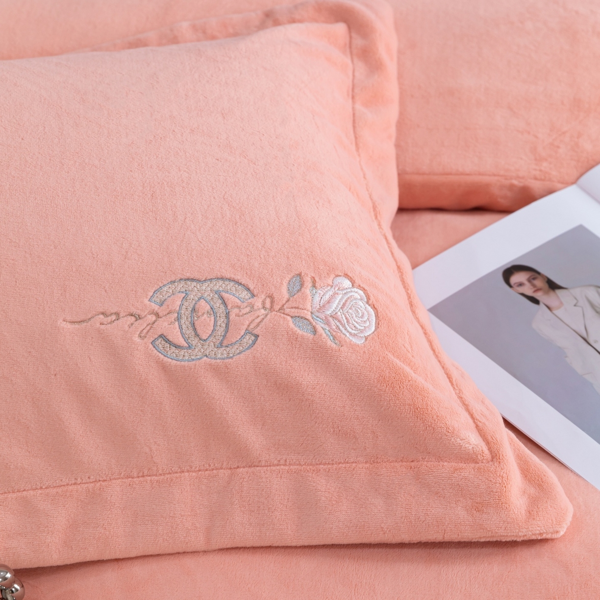 91家纺网 家纺一手货源 找家纺 优姿家纺 2025新款75D全光慕丝绒保暖四件套-贵族生活 贵族生活-粉玉