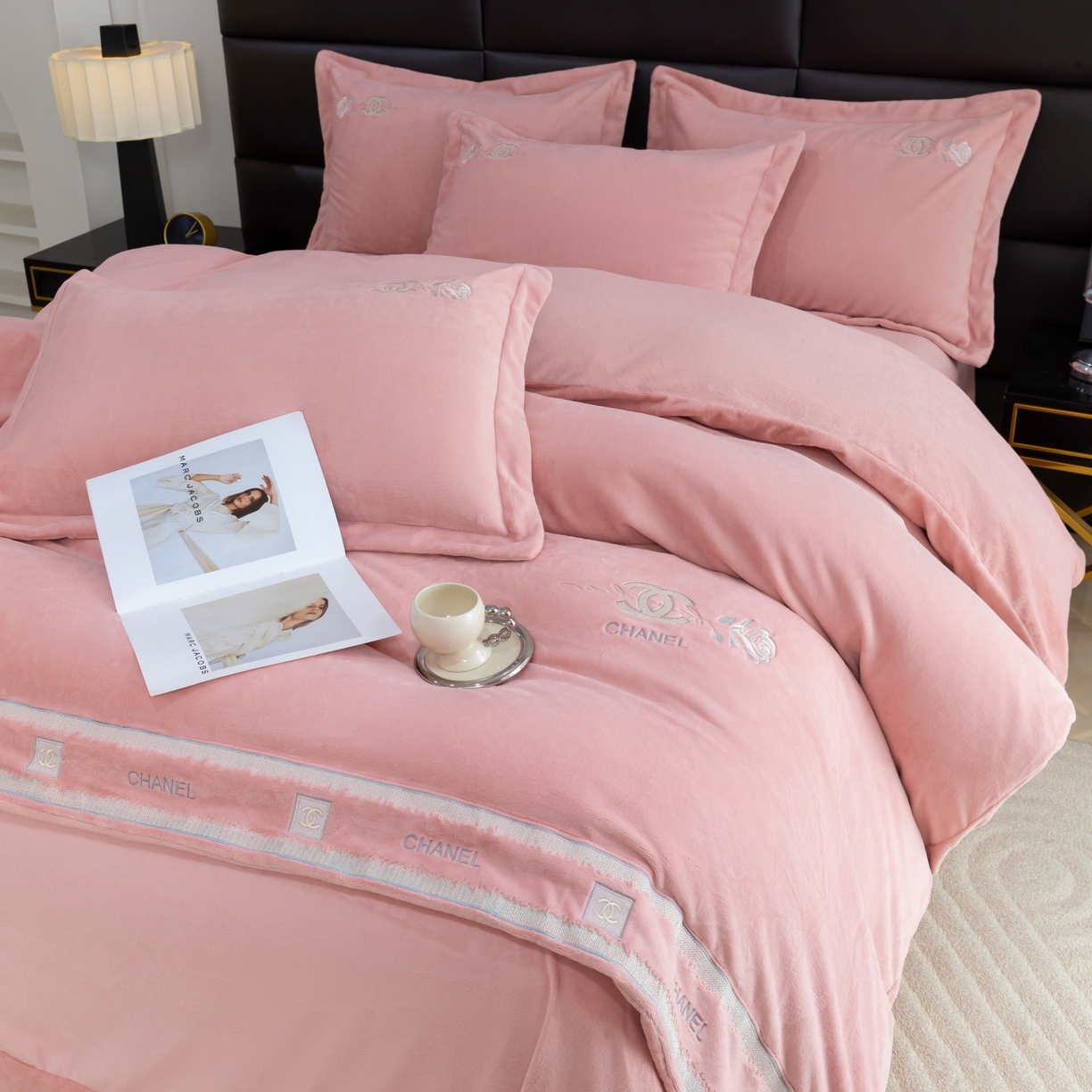 91家纺网 家纺一手货源 找家纺 优姿家纺 2025新款75D全光慕丝绒保暖四件套-贵族生活 贵族生活豆沙