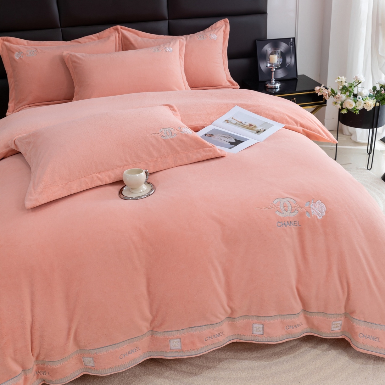 91家纺网 家纺一手货源 找家纺 优姿家纺 2025新款75D全光慕丝绒保暖四件套-贵族生活 贵族生活-粉玉