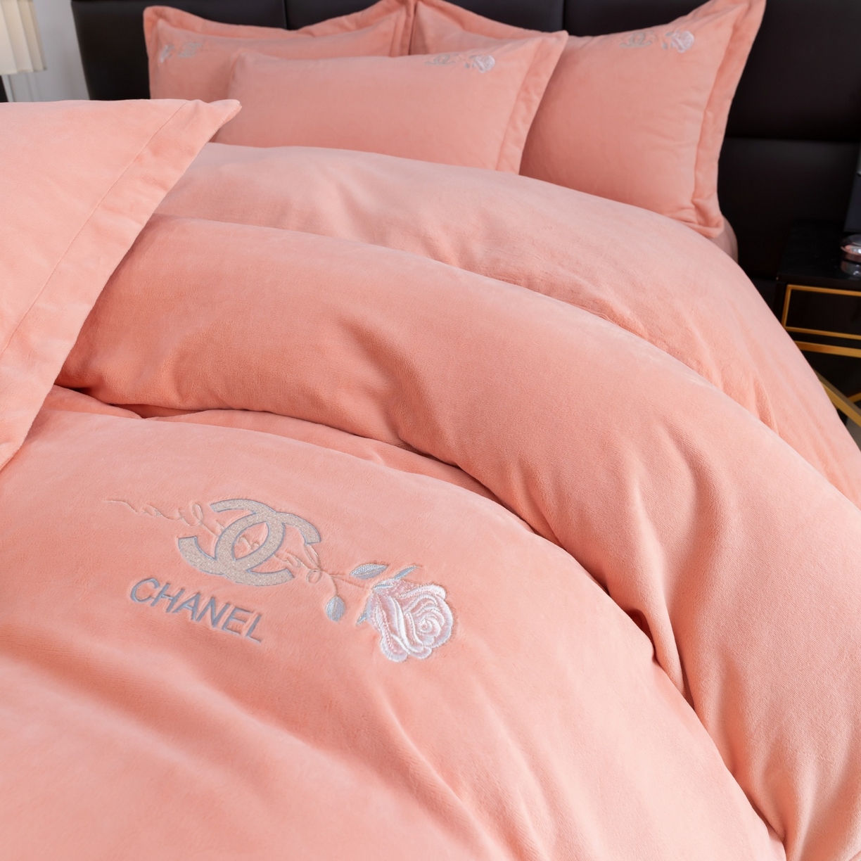 91家纺网 家纺一手货源 找家纺 优姿家纺 2025新款75D全光慕丝绒保暖四件套-贵族生活 贵族生活-粉玉