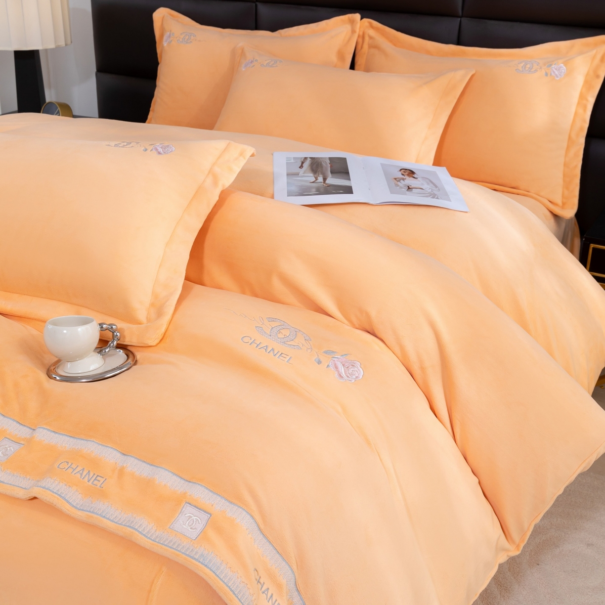 91家纺网 家纺一手货源 找家纺 优姿家纺 2025新款75D全光慕丝绒保暖四件套-贵族生活 贵族生活-杏黄