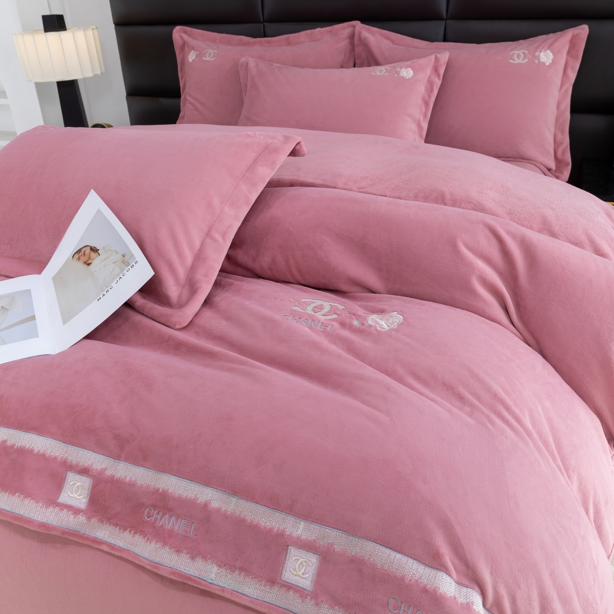 优姿家纺 2025新款75D全光慕丝绒保暖四件套-贵族生活 贵族生活-皮红