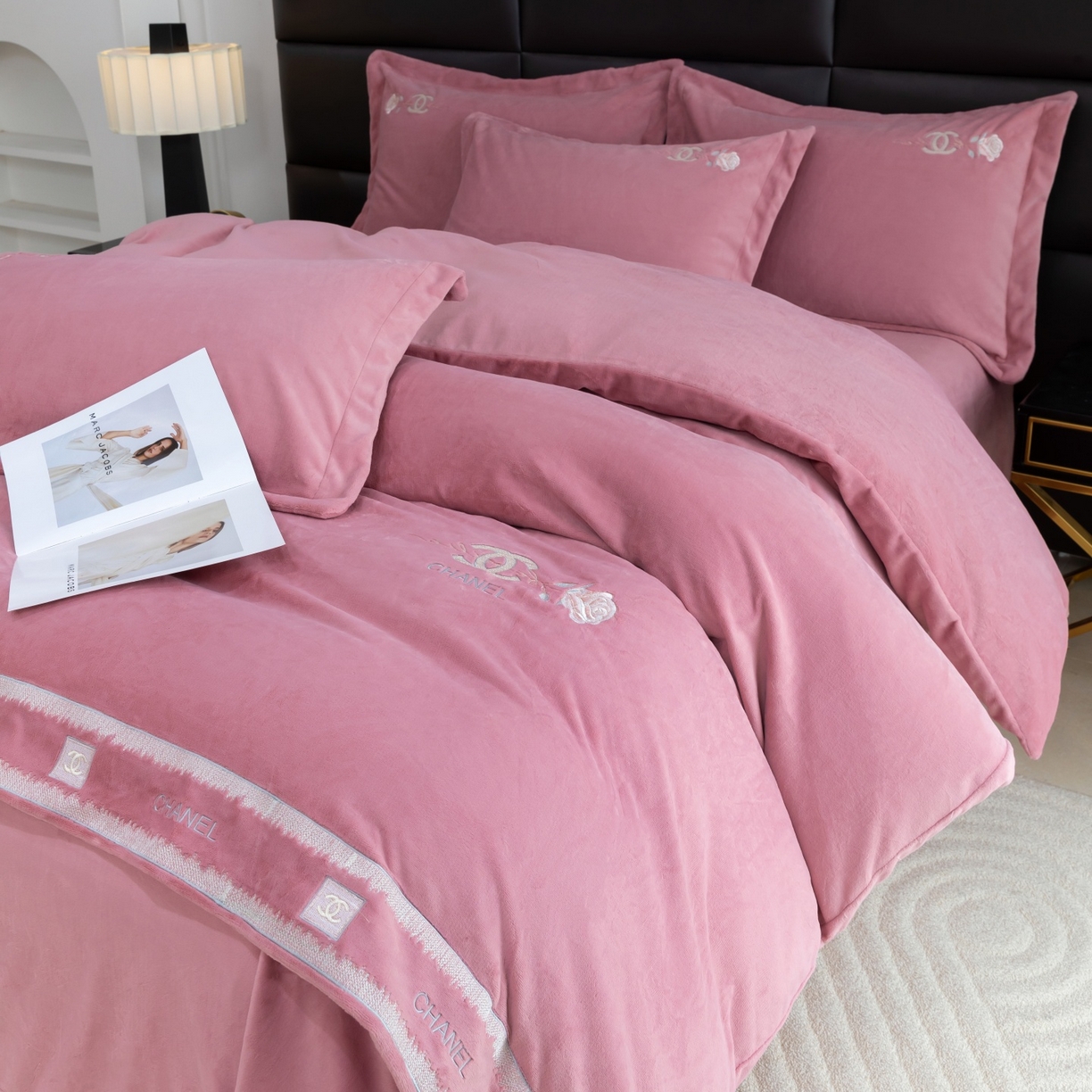 91家纺网 家纺一手货源 找家纺 优姿家纺 2025新款75D全光慕丝绒保暖四件套-贵族生活 贵族生活-皮红