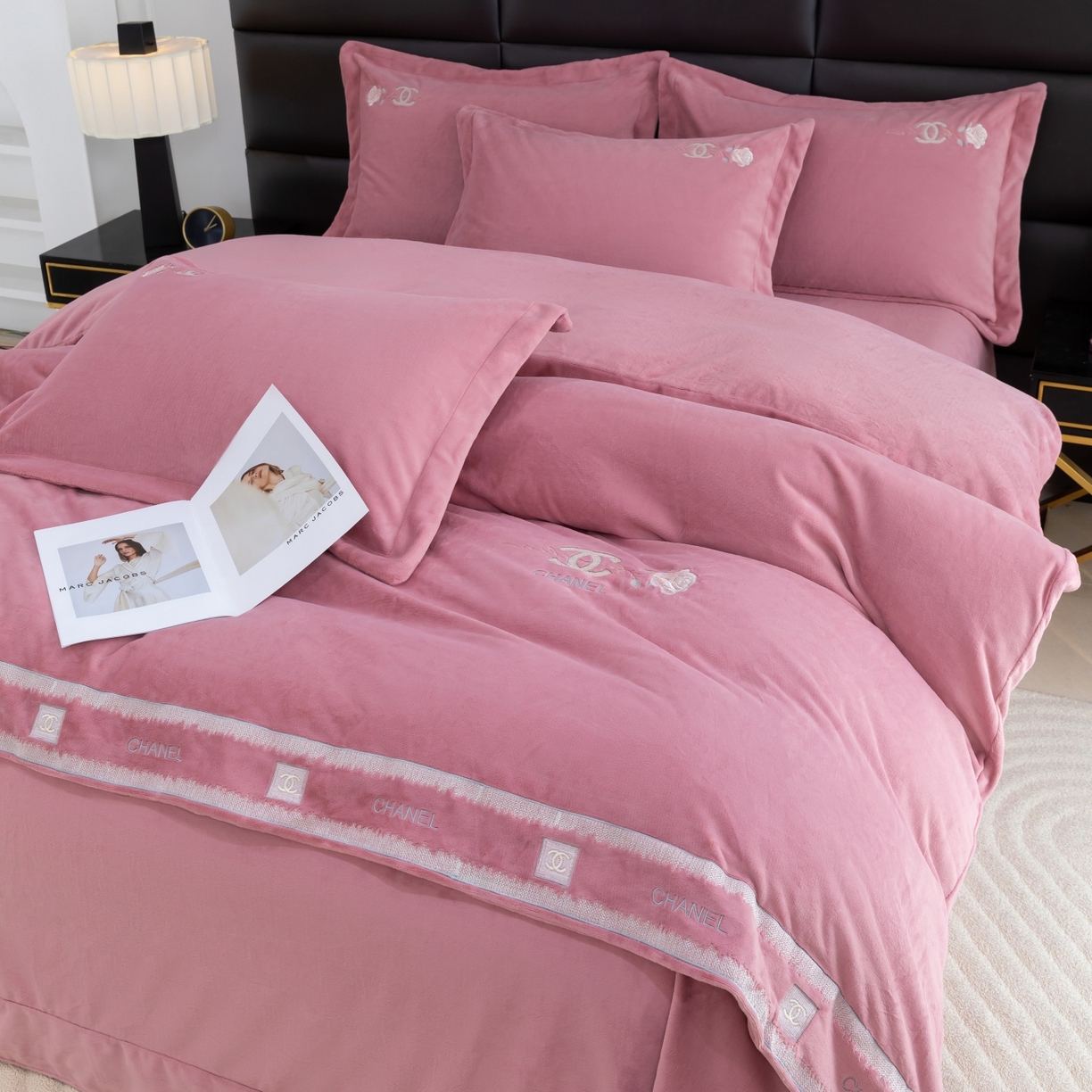 91家纺网 家纺一手货源 找家纺 优姿家纺 2025新款75D全光慕丝绒保暖四件套-贵族生活 贵族生活-皮红