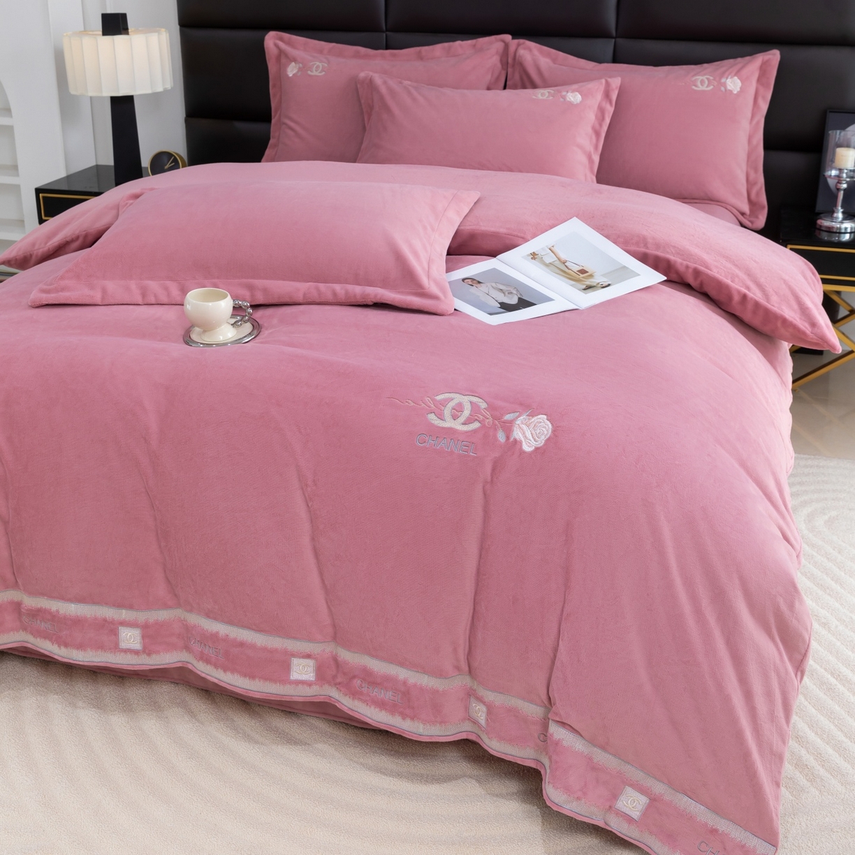 91家纺网 家纺一手货源 找家纺 优姿家纺 2025新款75D全光慕丝绒保暖四件套-贵族生活 贵族生活-皮红