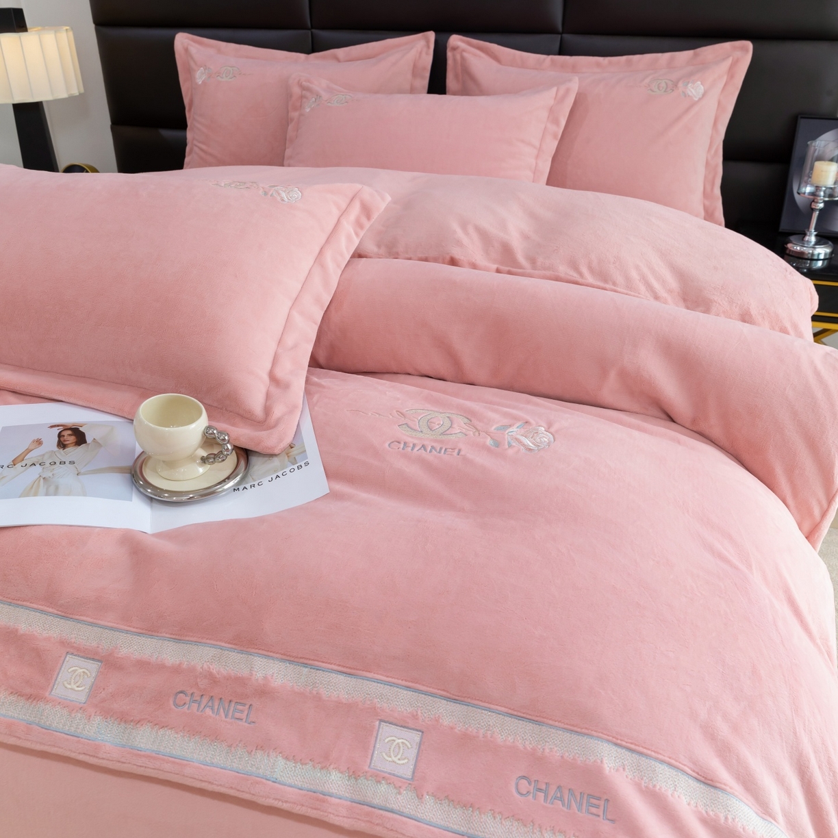 91家纺网 家纺一手货源 找家纺 优姿家纺 2025新款75D全光慕丝绒保暖四件套-贵族生活 贵族生活豆沙