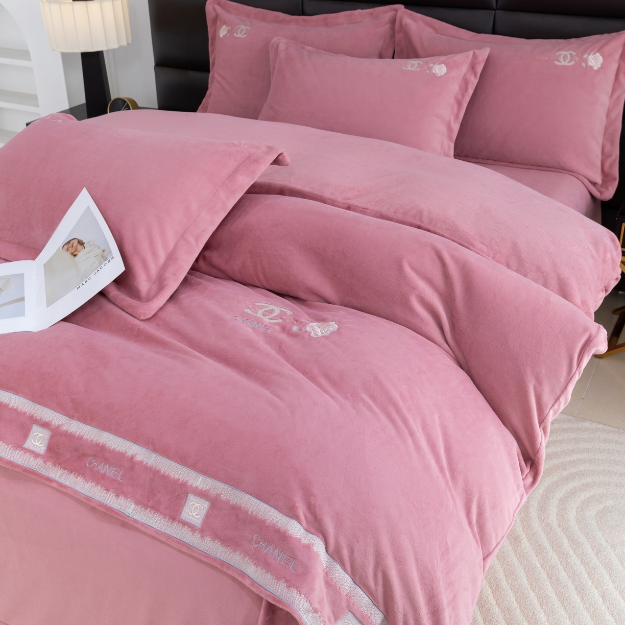 91家纺网 家纺一手货源 找家纺 优姿家纺 2025新款75D全光慕丝绒保暖四件套-贵族生活 贵族生活-皮红