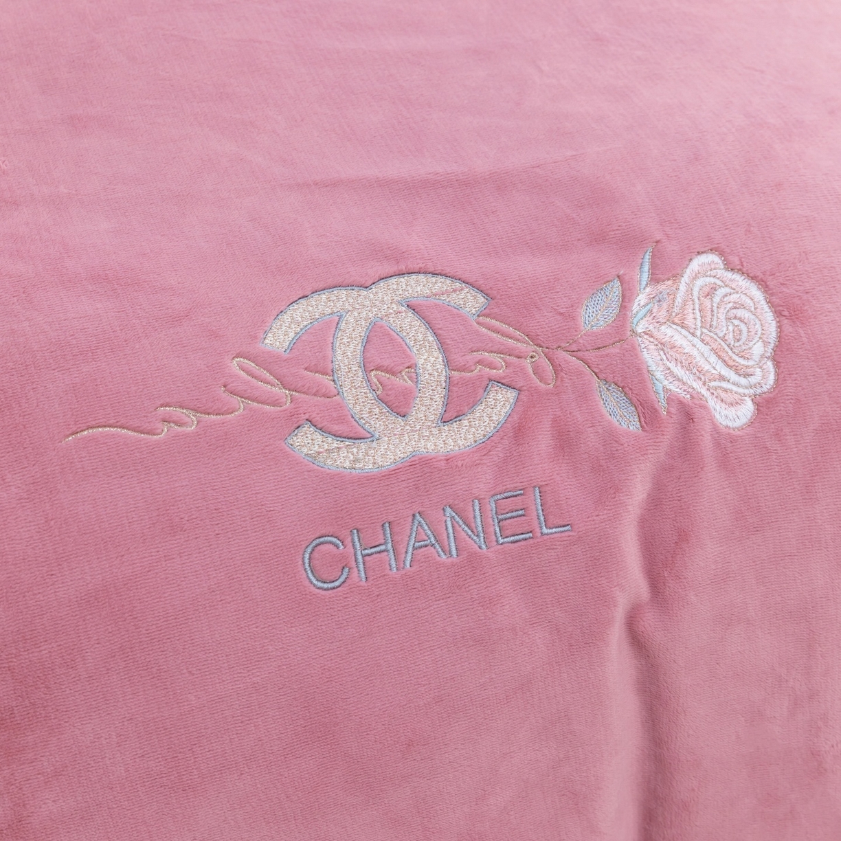 91家纺网 家纺一手货源 找家纺 优姿家纺 2025新款75D全光慕丝绒保暖四件套-贵族生活 贵族生活-皮红