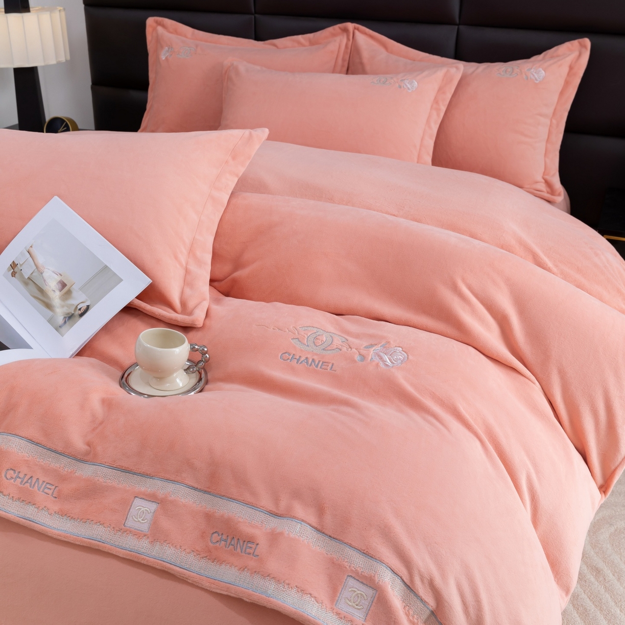 91家纺网 家纺一手货源 找家纺 优姿家纺 2025新款75D全光慕丝绒保暖四件套-贵族生活 贵族生活-粉玉