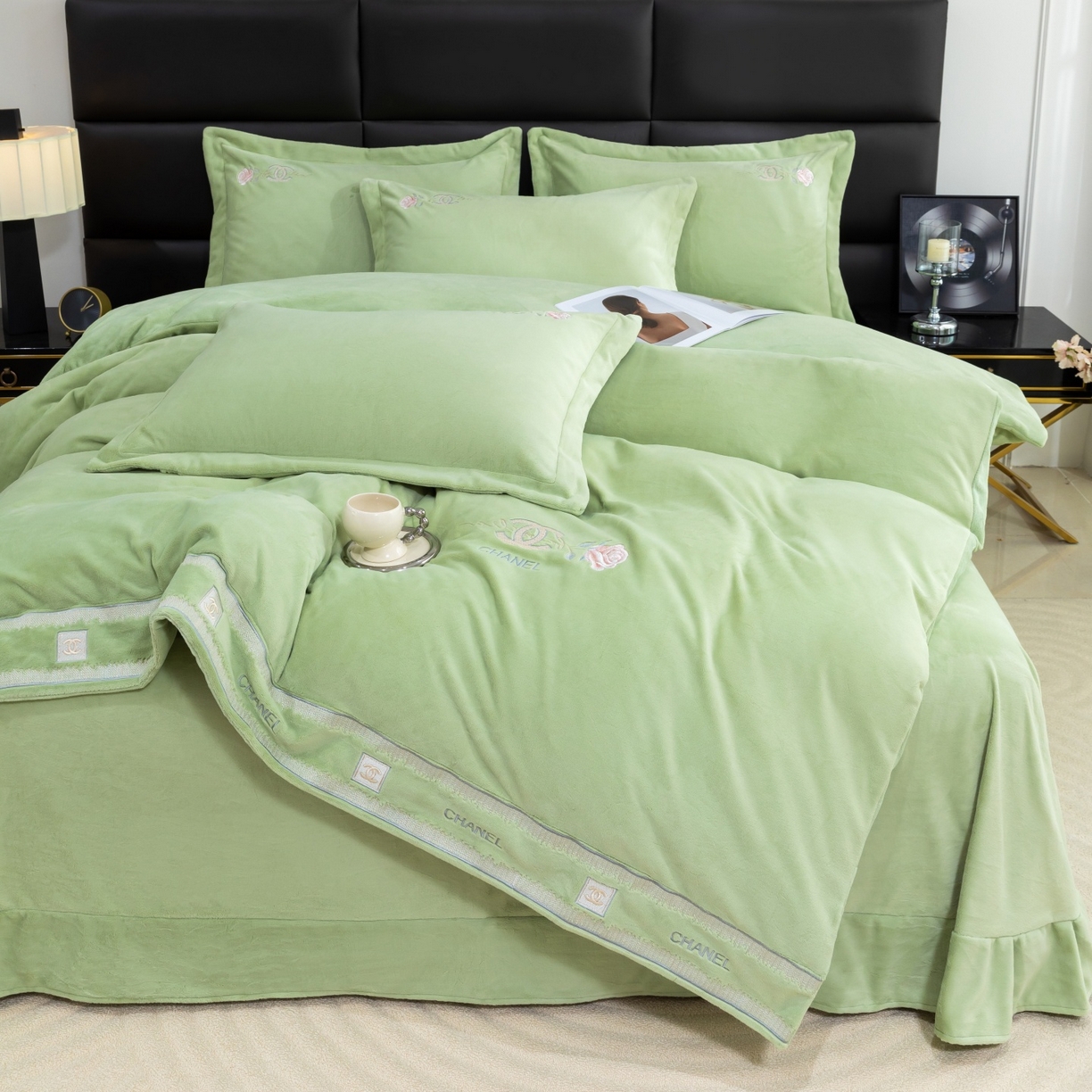 91家纺网 家纺一手货源 找家纺 优姿家纺 2025新款75D全光慕丝绒保暖四件套-贵族生活 贵族生活-抹茶绿