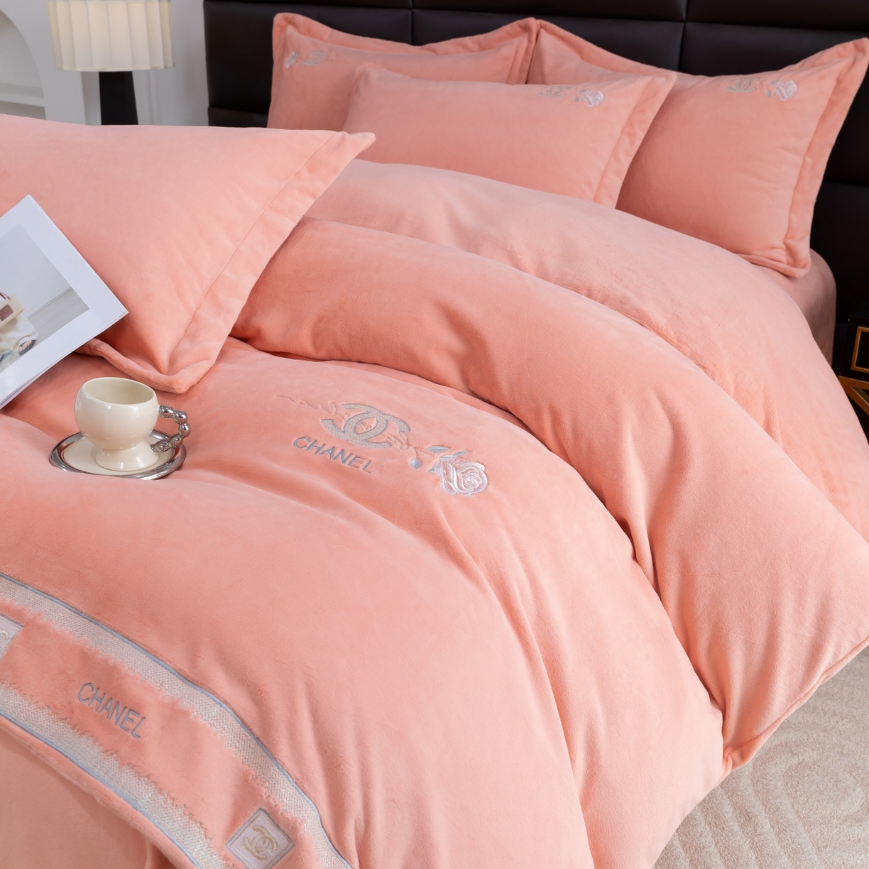 91家纺网 家纺一手货源 找家纺 优姿家纺 2025新款75D全光慕丝绒保暖四件套-贵族生活 贵族生活-粉玉