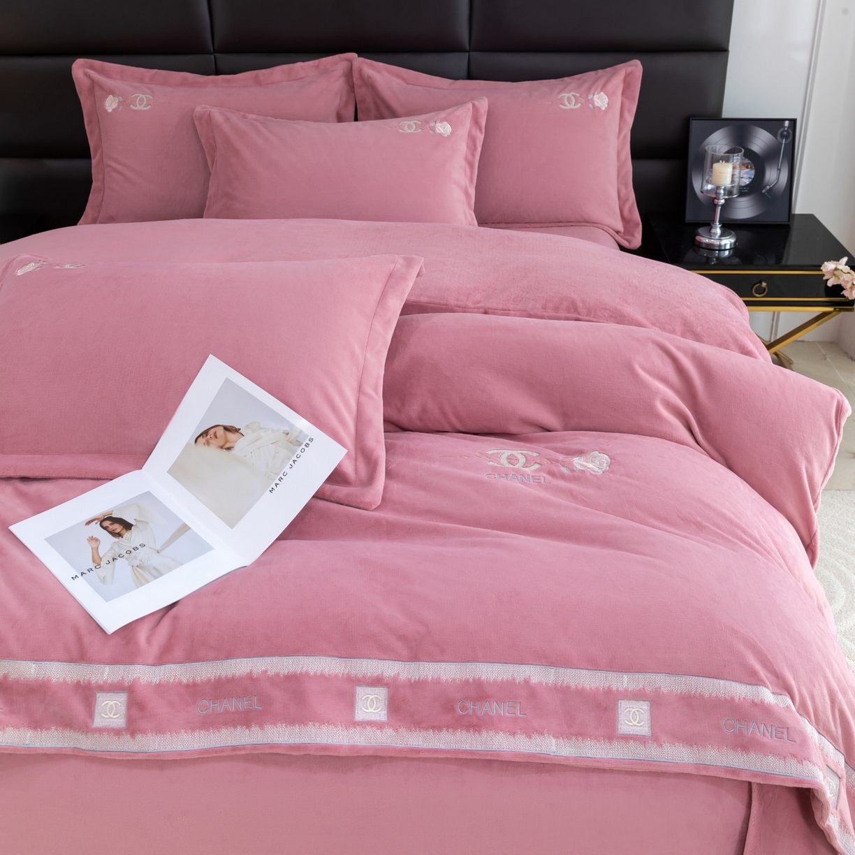 91家纺网 家纺一手货源 找家纺 优姿家纺 2025新款75D全光慕丝绒保暖四件套-贵族生活 贵族生活-皮红