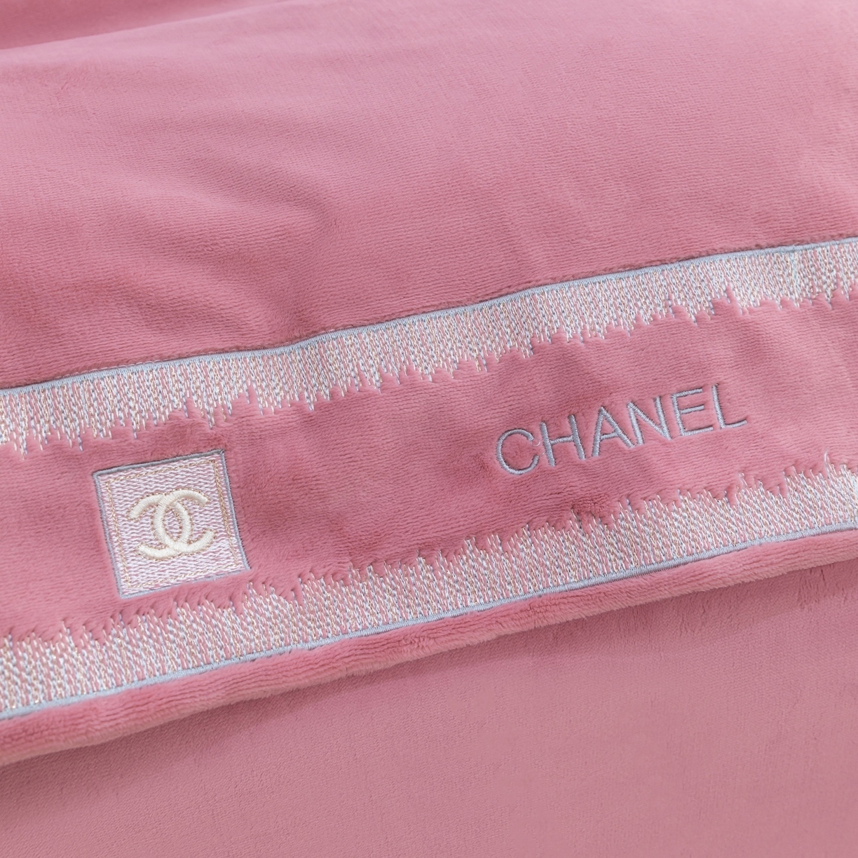 91家纺网 家纺一手货源 找家纺 优姿家纺 2025新款75D全光慕丝绒保暖四件套-贵族生活 贵族生活-皮红