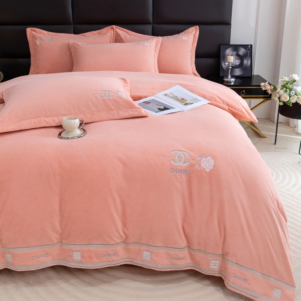 91家纺网 家纺一手货源 找家纺 优姿家纺 2025新款75D全光慕丝绒保暖四件套-贵族生活 贵族生活-粉玉