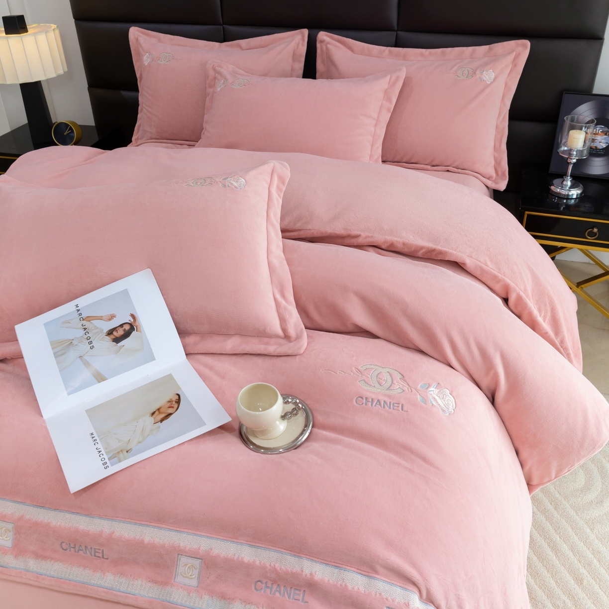 91家纺网 家纺一手货源 找家纺 优姿家纺 2025新款75D全光慕丝绒保暖四件套-贵族生活 贵族生活豆沙