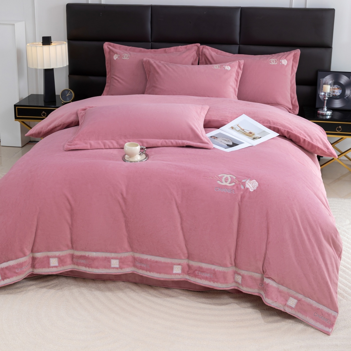 91家纺网 家纺一手货源 找家纺 优姿家纺 2025新款75D全光慕丝绒保暖四件套-贵族生活 贵族生活-皮红