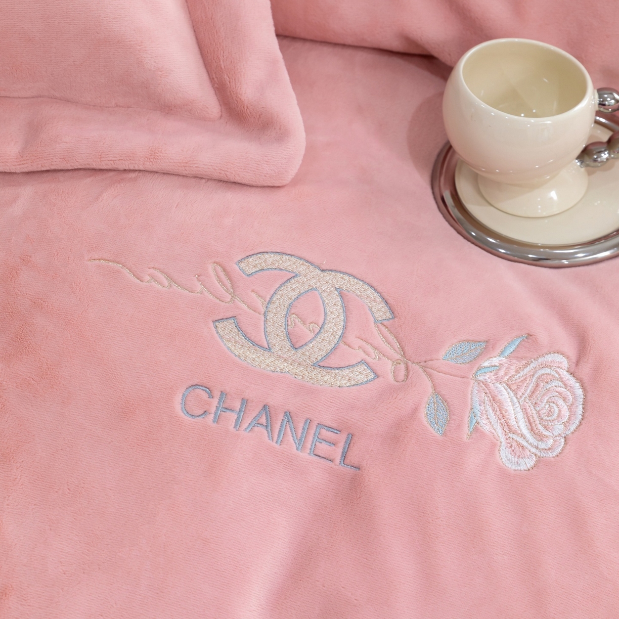 91家纺网 家纺一手货源 找家纺 优姿家纺 2025新款75D全光慕丝绒保暖四件套-贵族生活 贵族生活豆沙