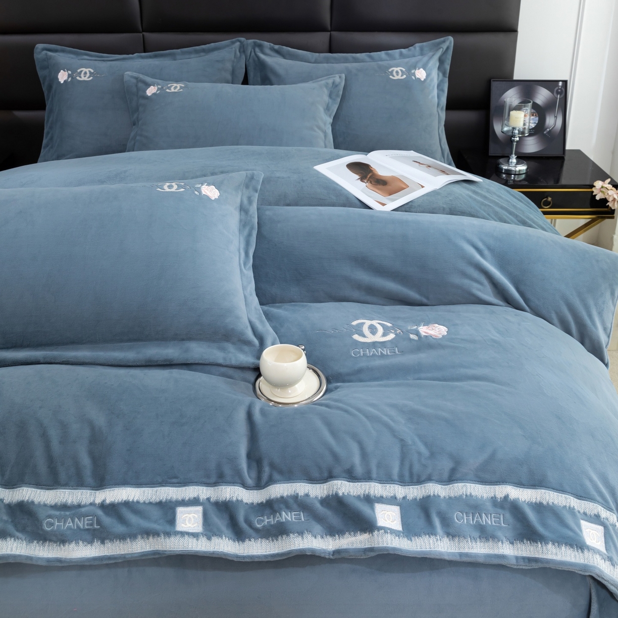 91家纺网 家纺一手货源 找家纺 优姿家纺 2025新款75D全光慕丝绒保暖四件套-贵族生活 贵族生活-高级灰