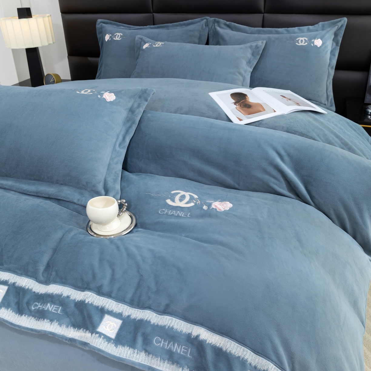 91家纺网 家纺一手货源 找家纺 优姿家纺 2025新款75D全光慕丝绒保暖四件套-贵族生活 贵族生活-高级灰