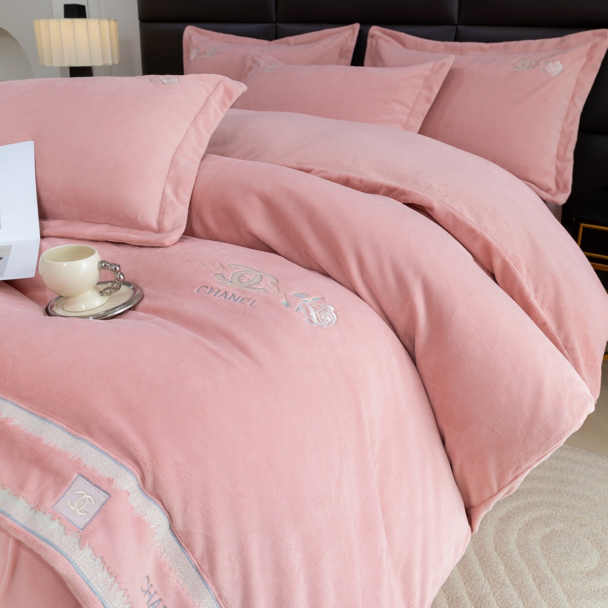 91家纺网 家纺一手货源 找家纺 优姿家纺 2025新款75D全光慕丝绒保暖四件套-贵族生活 贵族生活豆沙