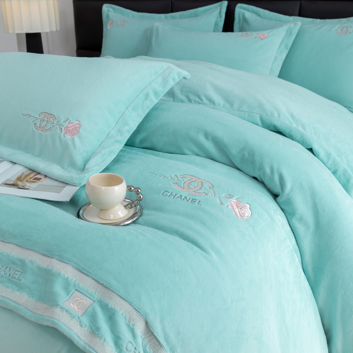 91家纺网 家纺一手货源 找家纺 优姿家纺 2025新款75D全光慕丝绒保暖四件套-贵族生活 贵族生活-湖兰