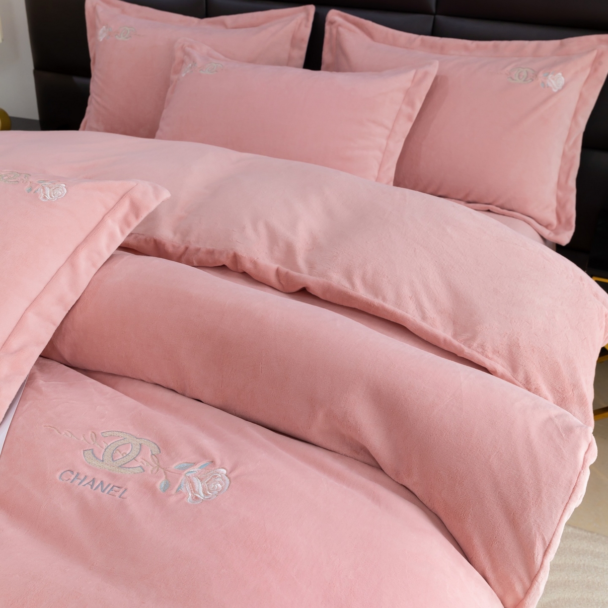 91家纺网 家纺一手货源 找家纺 优姿家纺 2025新款75D全光慕丝绒保暖四件套-贵族生活 贵族生活豆沙