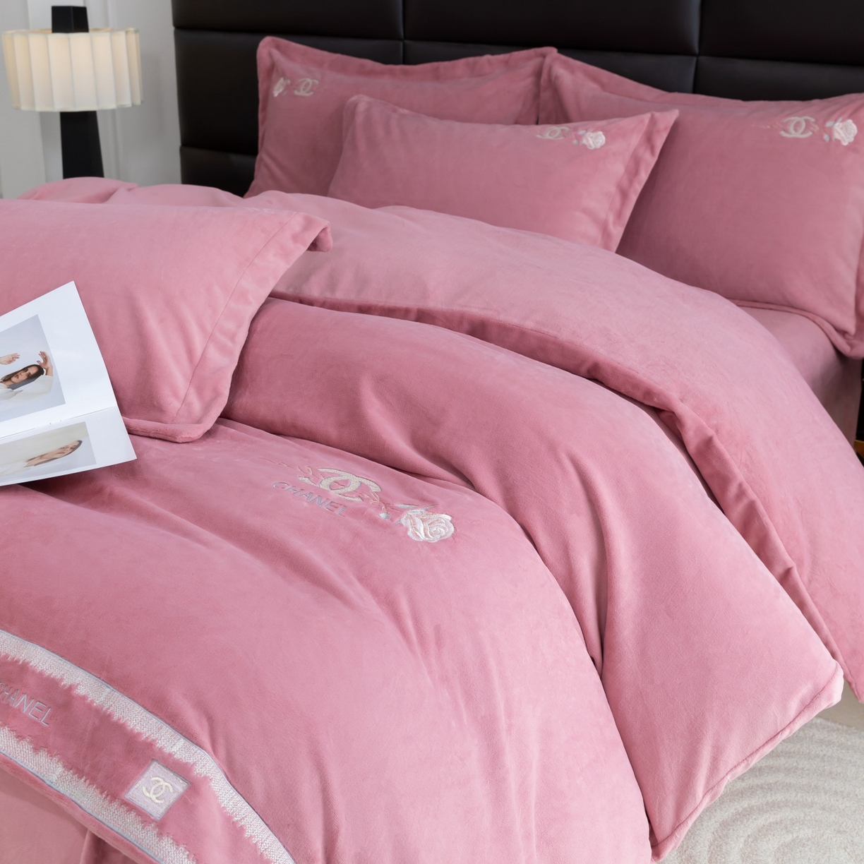 91家纺网 家纺一手货源 找家纺 优姿家纺 2025新款75D全光慕丝绒保暖四件套-贵族生活 贵族生活-皮红