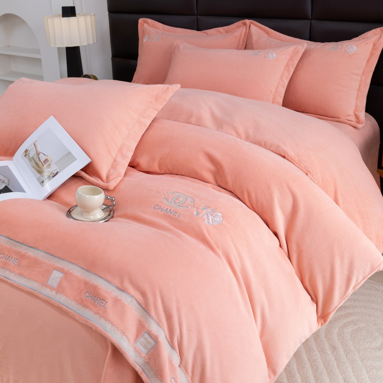 91家纺网 家纺一手货源 找家纺 优姿家纺 2025新款75D全光慕丝绒保暖四件套-贵族生活 贵族生活-粉玉