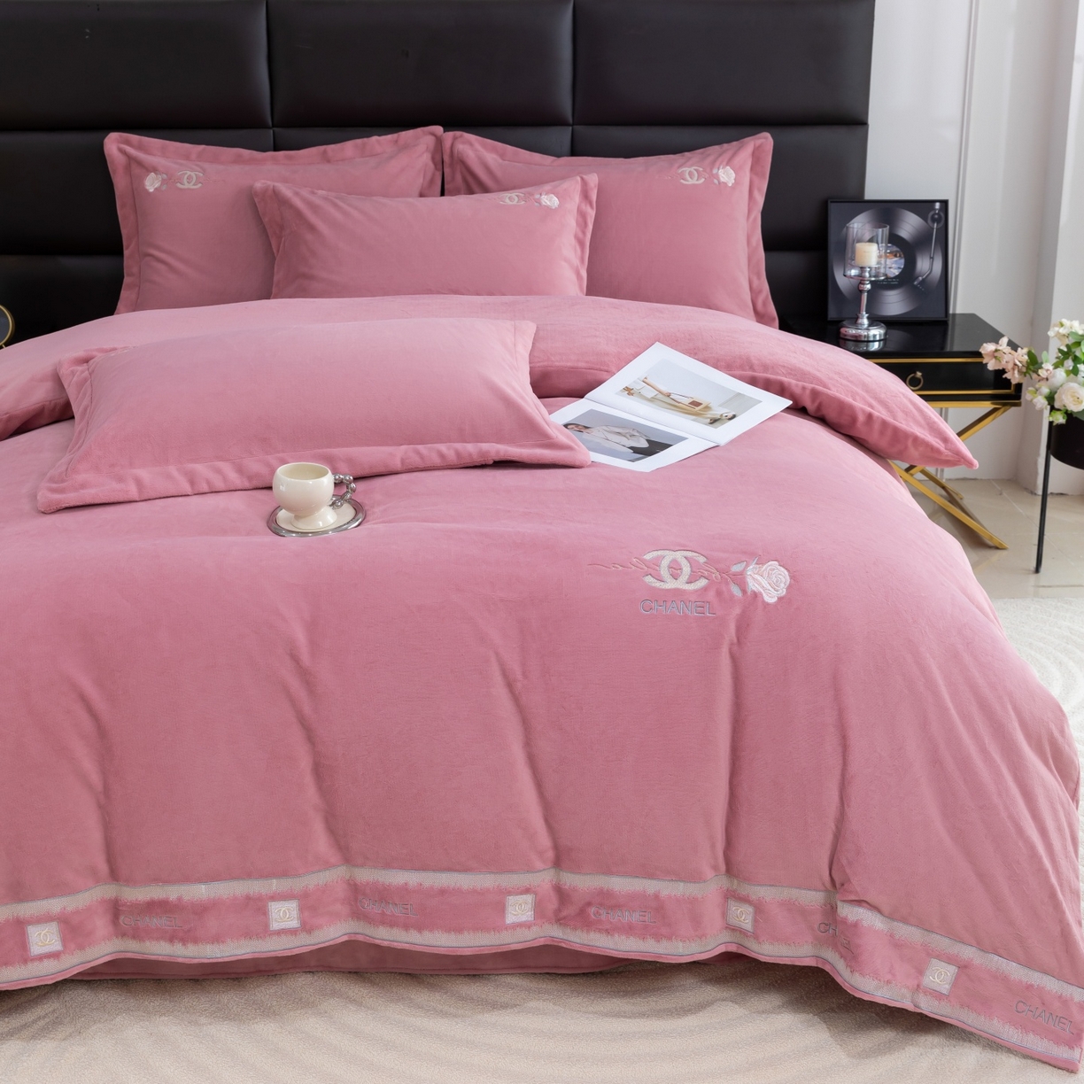 91家纺网 家纺一手货源 找家纺 优姿家纺 2025新款75D全光慕丝绒保暖四件套-贵族生活 贵族生活-皮红