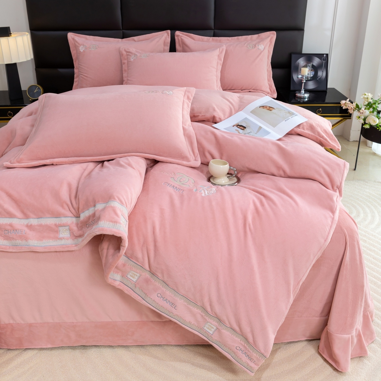 91家纺网 家纺一手货源 找家纺 优姿家纺 2025新款75D全光慕丝绒保暖四件套-贵族生活 贵族生活豆沙