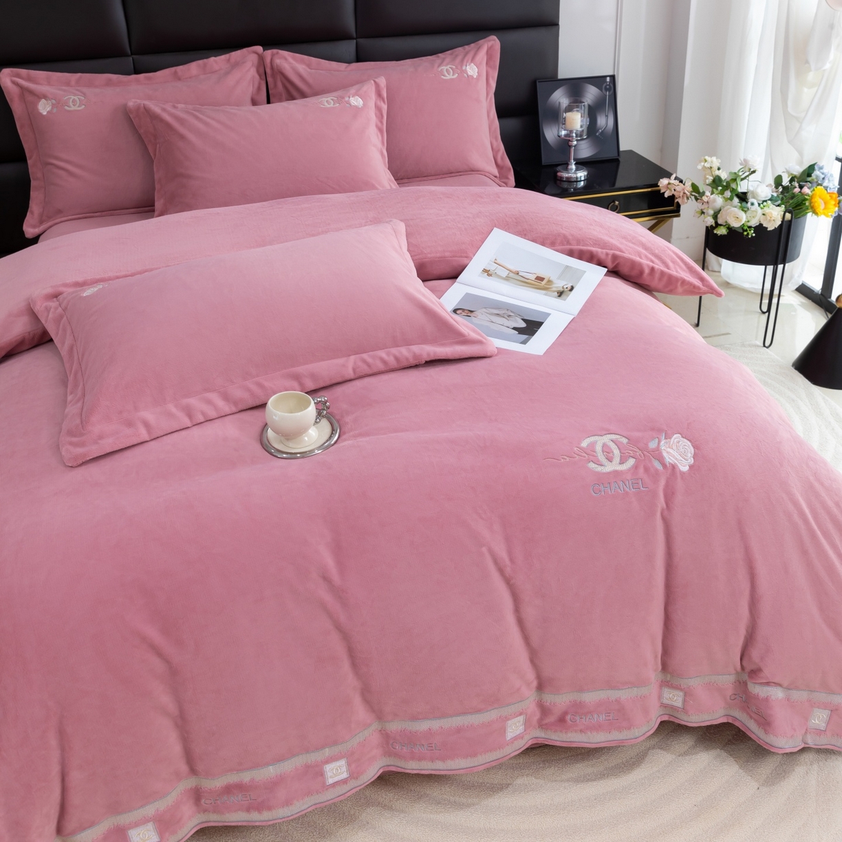 91家纺网 家纺一手货源 找家纺 优姿家纺 2025新款75D全光慕丝绒保暖四件套-贵族生活 贵族生活-皮红