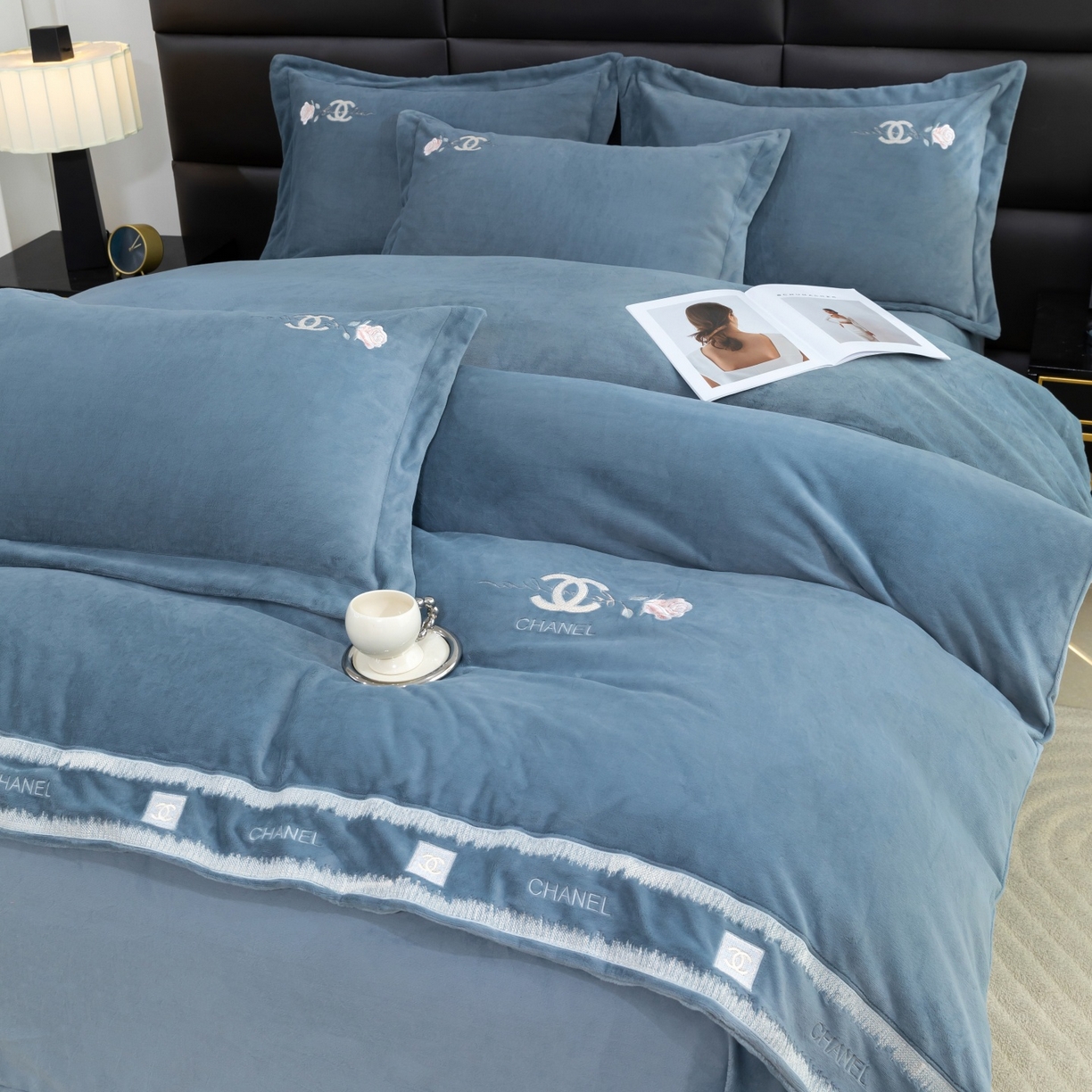 91家纺网 家纺一手货源 找家纺 优姿家纺 2025新款75D全光慕丝绒保暖四件套-贵族生活 贵族生活-高级灰