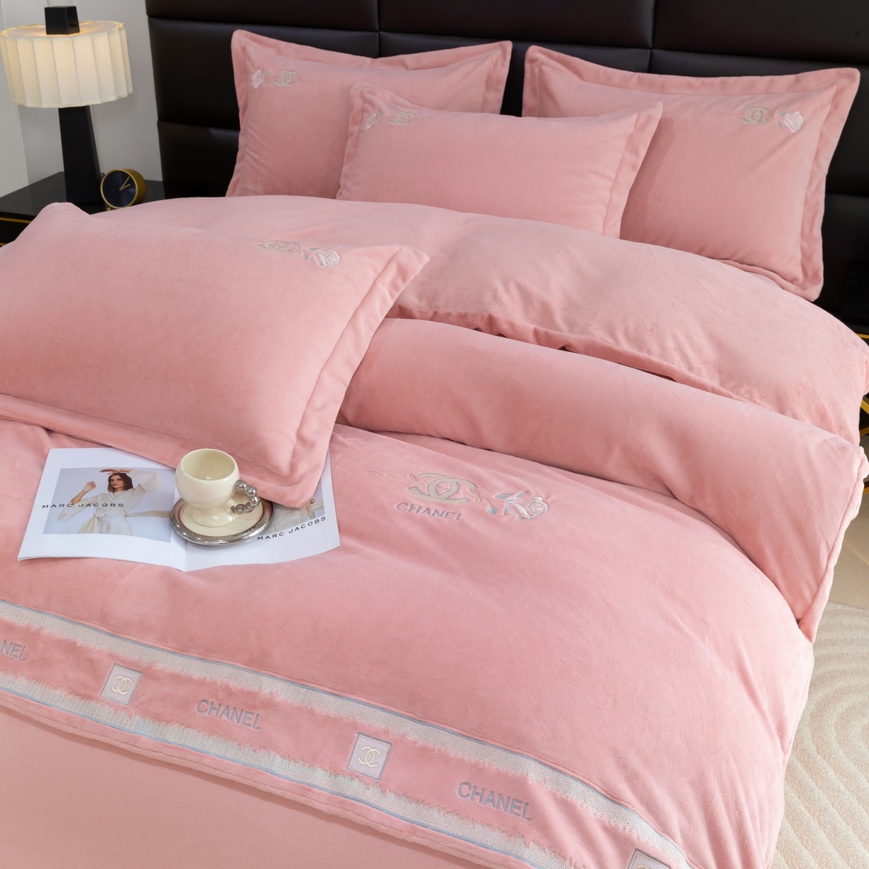 91家纺网 家纺一手货源 找家纺 优姿家纺 2025新款75D全光慕丝绒保暖四件套-贵族生活 贵族生活豆沙