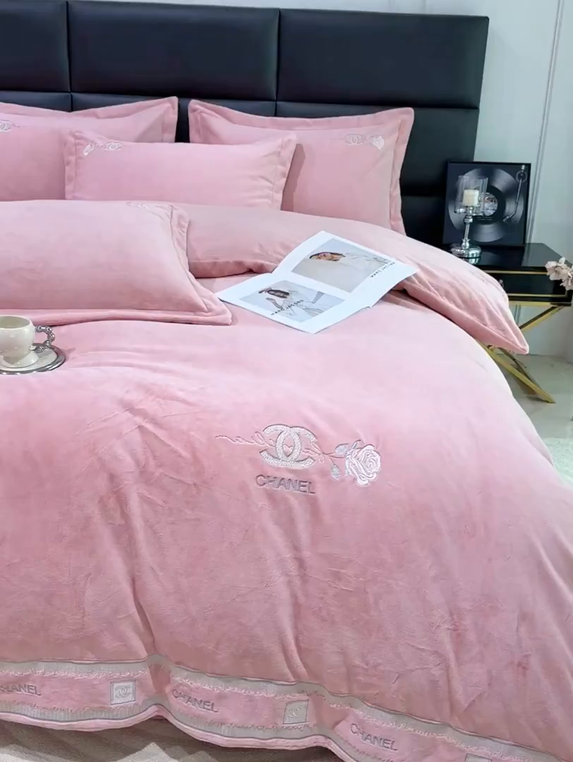 91家纺网 家纺一手货源 找家纺 优姿家纺 2025新款75D全光慕丝绒保暖四件套-贵族生活 贵族生活豆沙