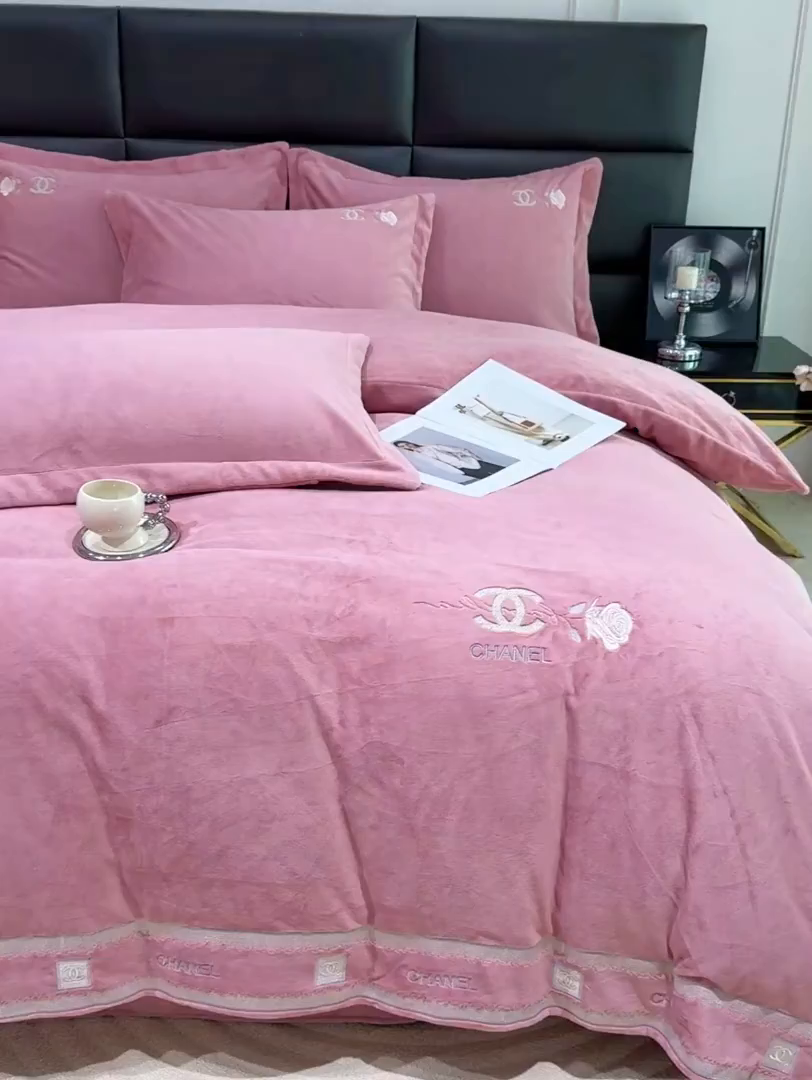 91家纺网 家纺一手货源 找家纺 优姿家纺 2025新款75D全光慕丝绒保暖四件套-贵族生活 贵族生活-皮红