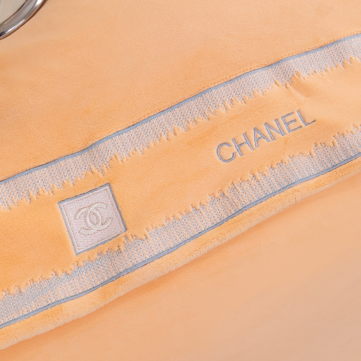 91家纺网 家纺一手货源 找家纺 优姿家纺 2025新款75D全光慕丝绒保暖四件套-贵族生活 贵族生活-杏黄