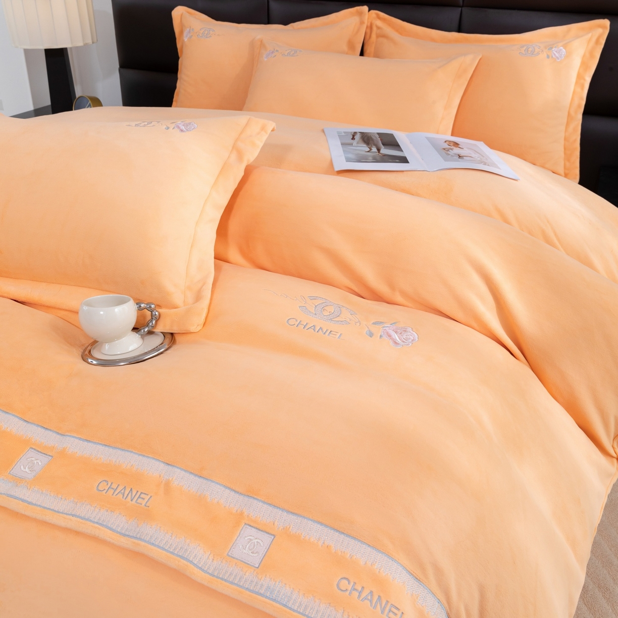 91家纺网 家纺一手货源 找家纺 优姿家纺 2025新款75D全光慕丝绒保暖四件套-贵族生活 贵族生活-杏黄