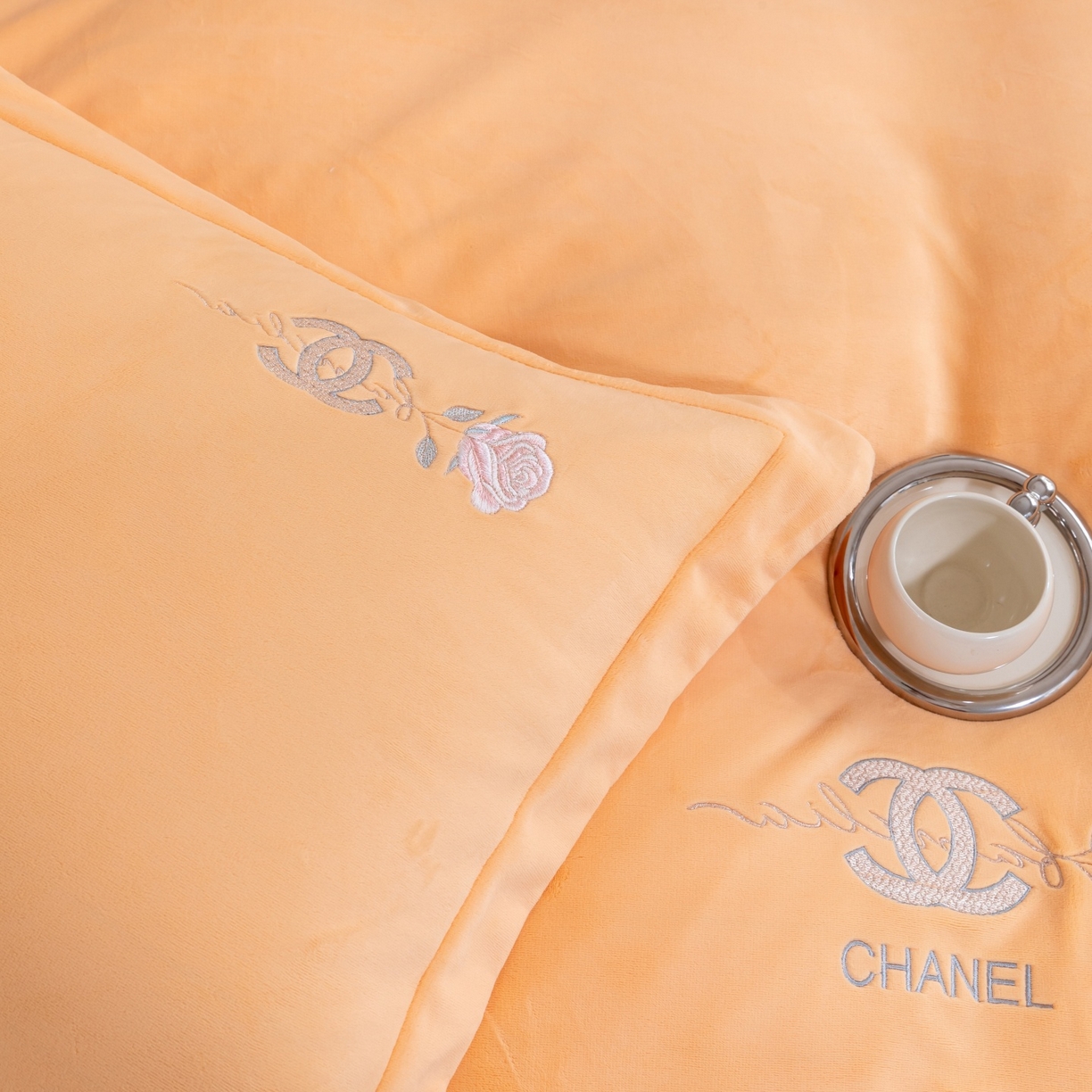 91家纺网 家纺一手货源 找家纺 优姿家纺 2025新款75D全光慕丝绒保暖四件套-贵族生活 贵族生活-杏黄