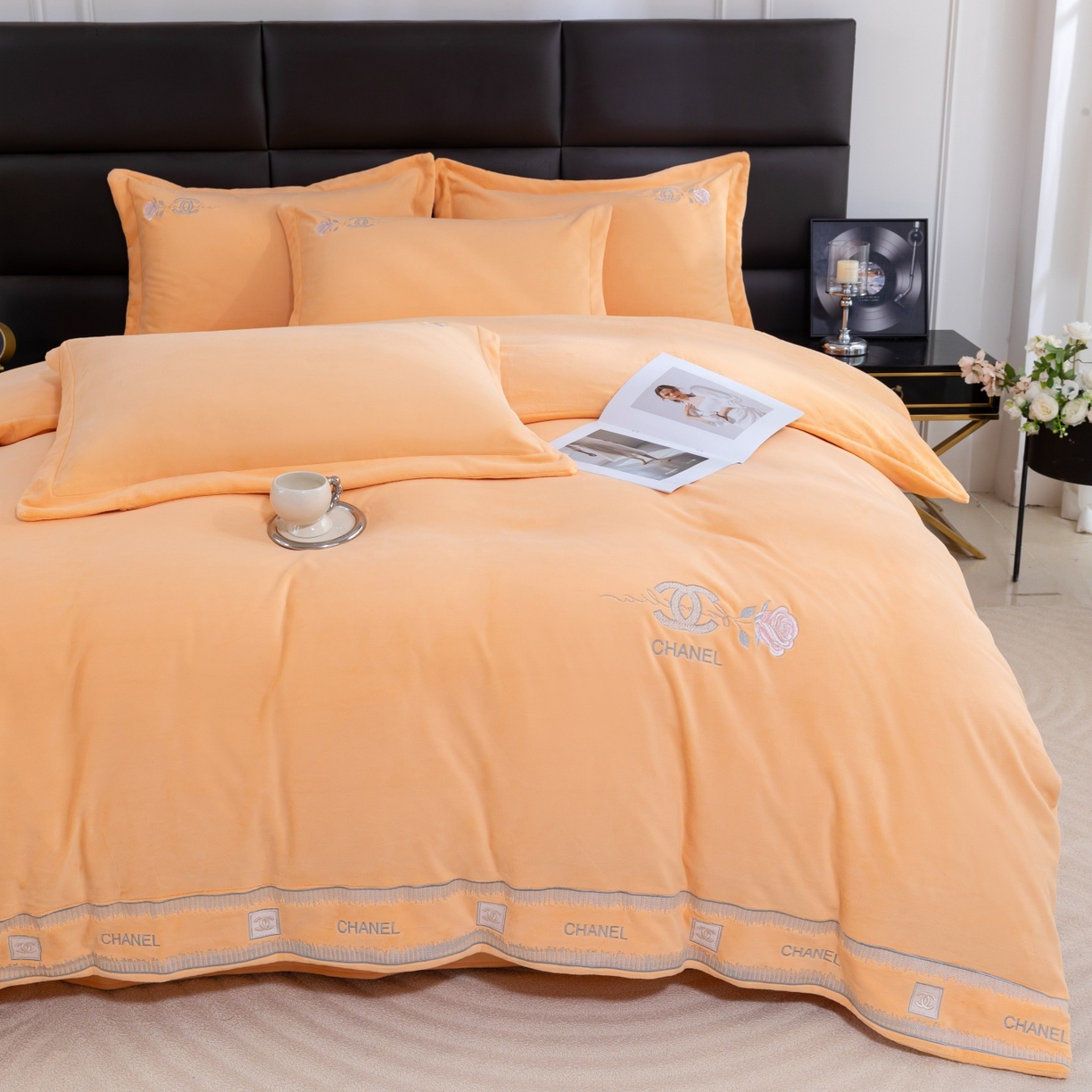 91家纺网 家纺一手货源 找家纺 优姿家纺 2025新款75D全光慕丝绒保暖四件套-贵族生活 贵族生活-杏黄