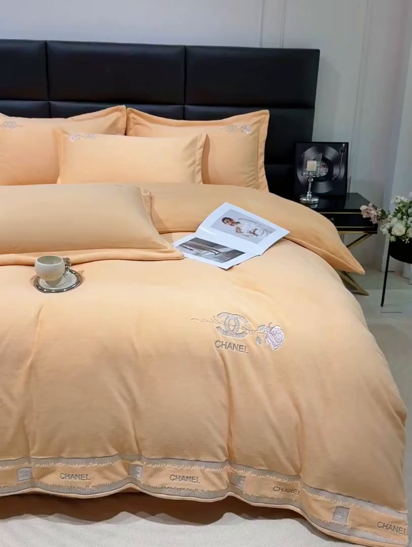 91家纺网 家纺一手货源 找家纺 优姿家纺 2025新款75D全光慕丝绒保暖四件套-贵族生活 贵族生活-杏黄